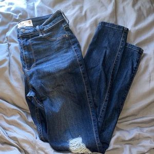 Sexy Hollister mom jeans.